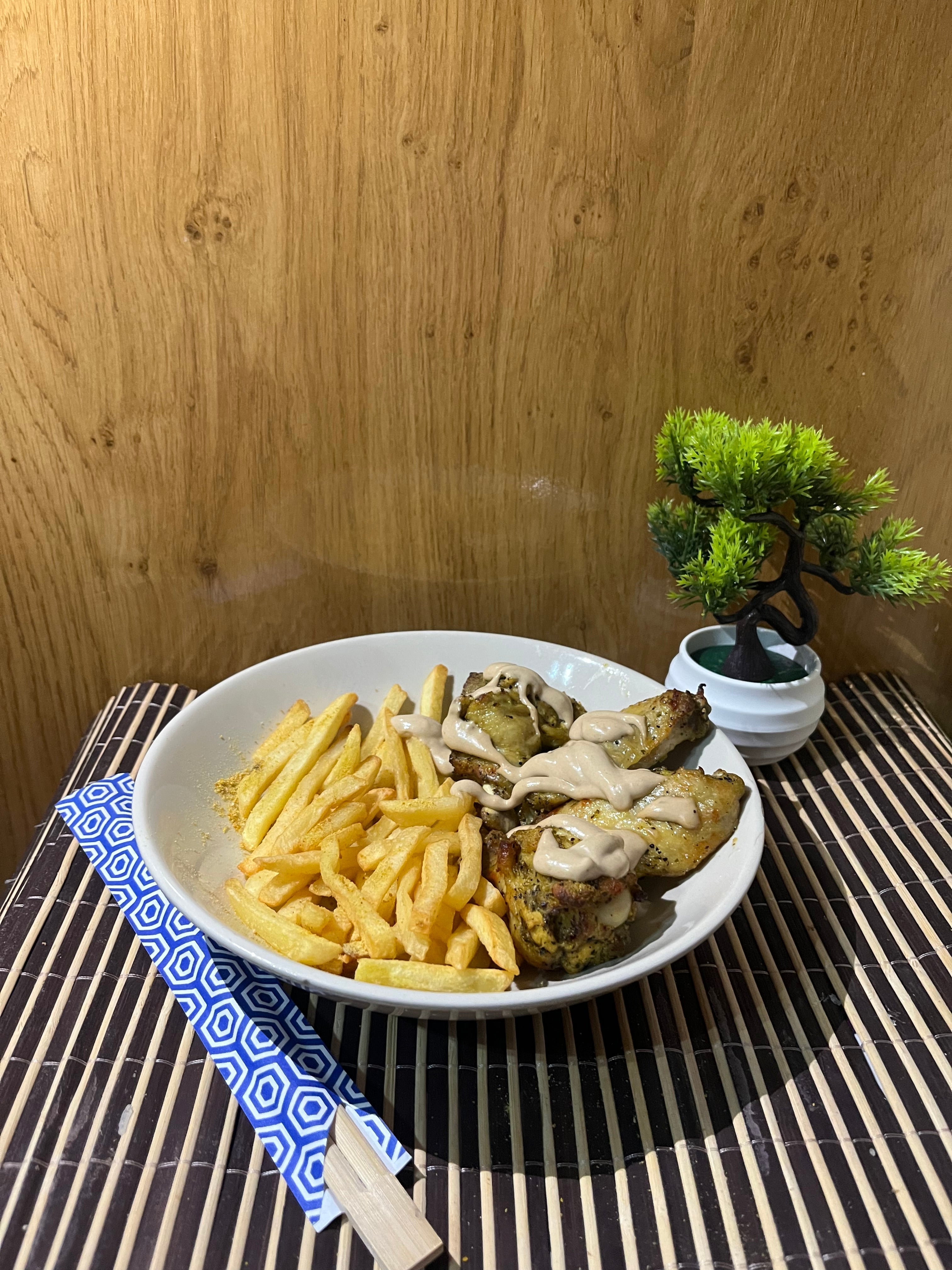 Crispy chicken wings with garlic mayo and seasoned fries.
